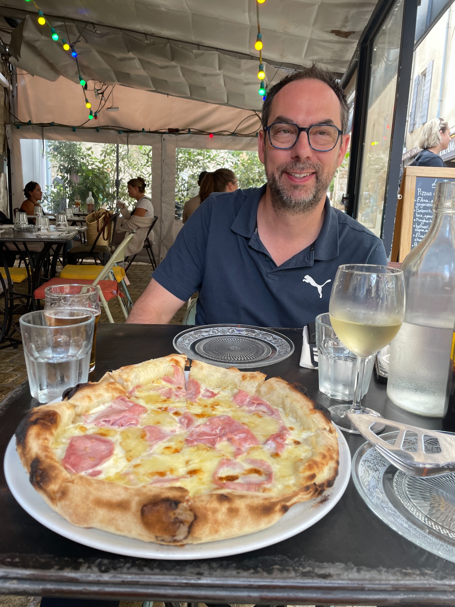 Dino à table autour d’une pizza