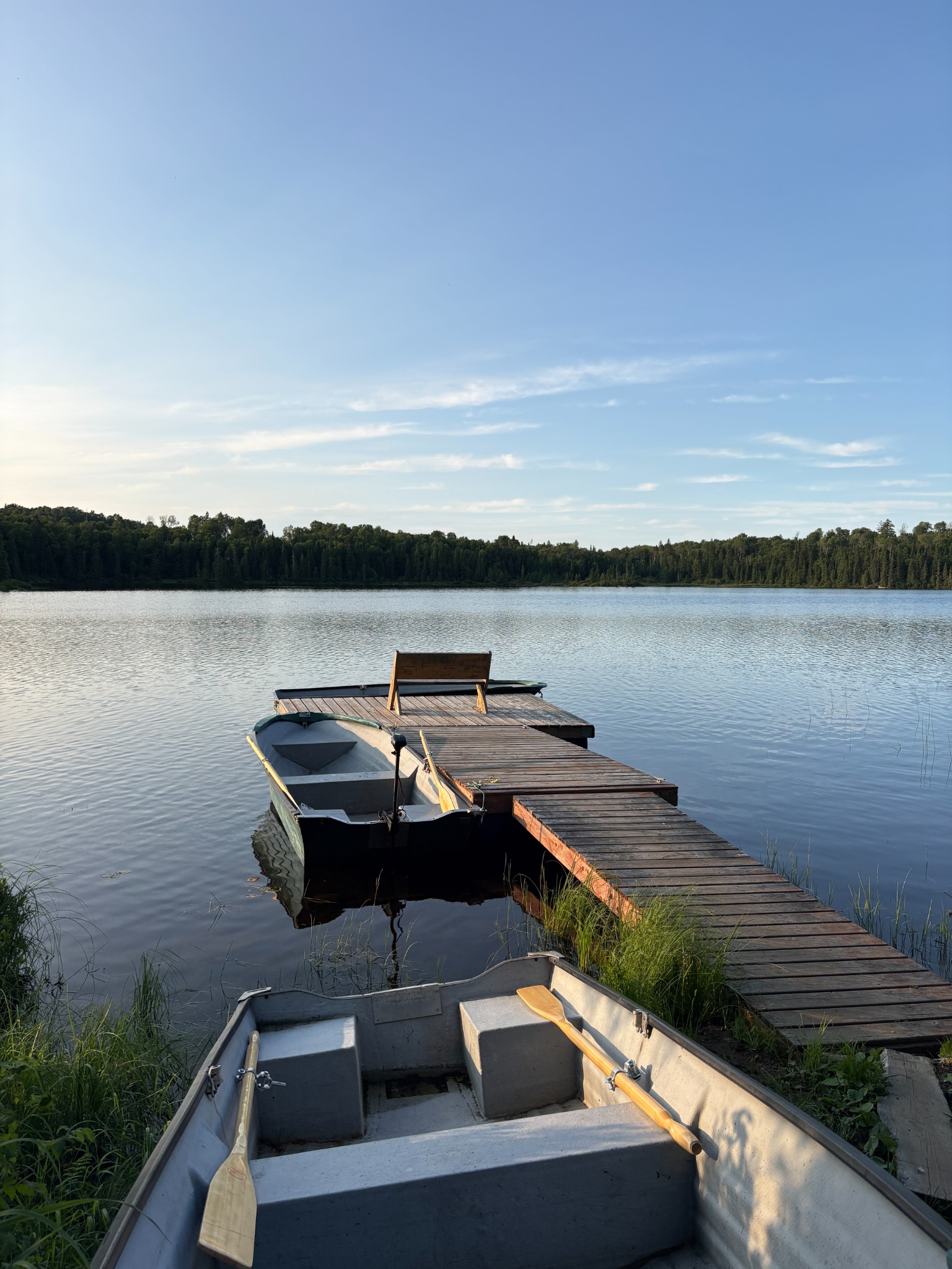 Lac, quai et embarcations en nature